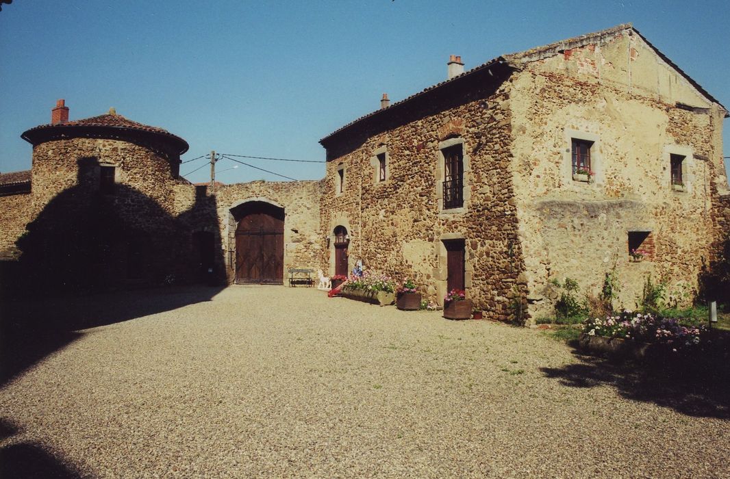 Château de Paulhac : Communs, ensemble sud-est, vue générale