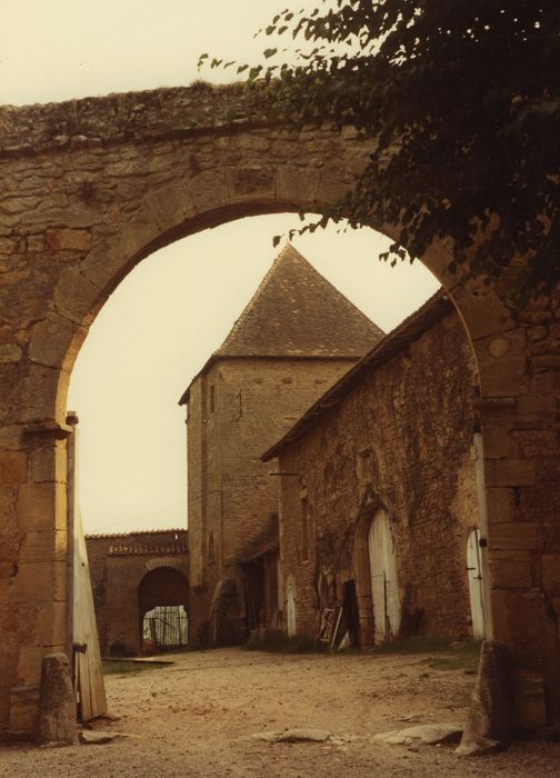 Prieuré (ancien) : Cour vue partielle