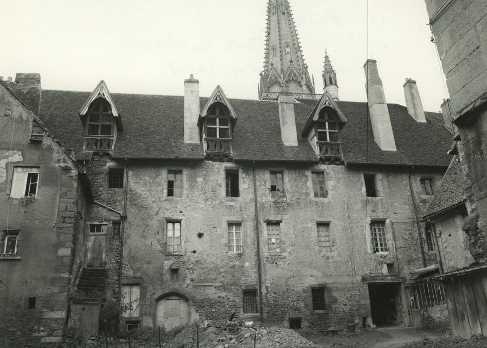 Groupe cathédral et canonial : Façade sur cour, vue générale