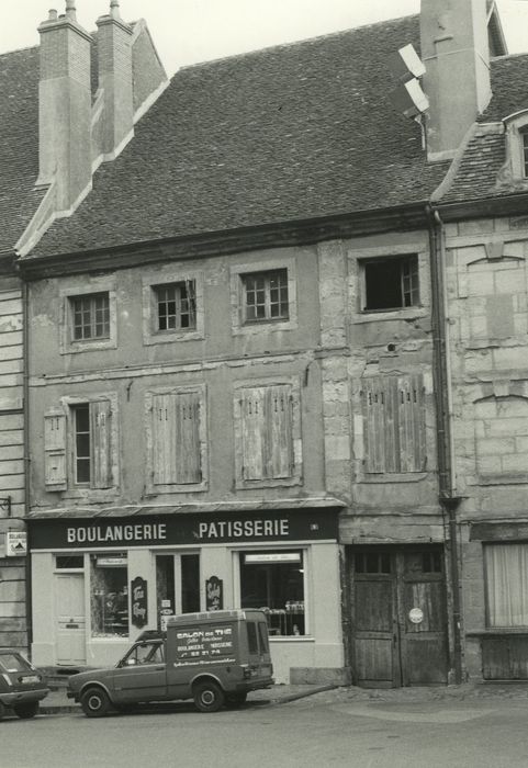 Groupe cathédral et canonial : Maison des caves du Chapitre, façade sur rue masqué par une construction adventice