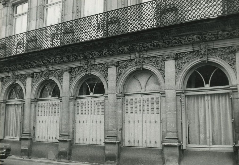 Maison Néo-Renaissance : Façade sur rue, rez-de-chaussée, vue partielle