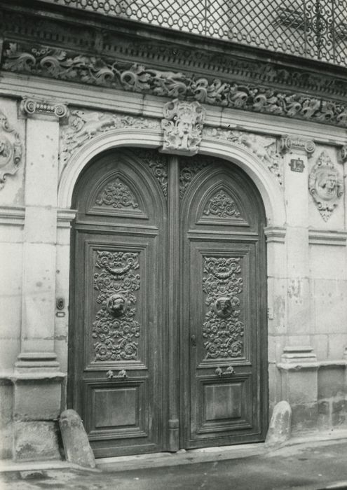 Maison Néo-Renaissance : Porte d’accès sur rue, vue générale