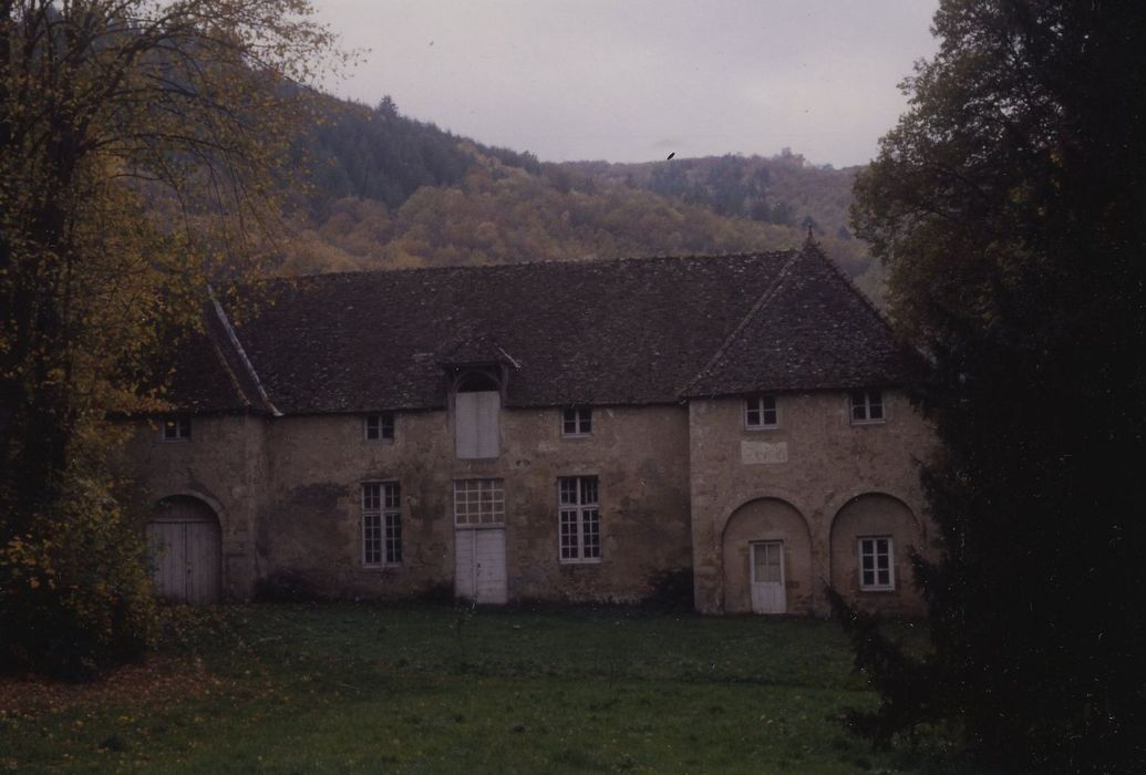 Château du Petit Montjeu : Communs, façade est, vue générale