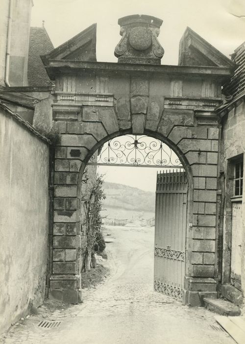 Hôtel : Portail d’accès à la cour, vue générale