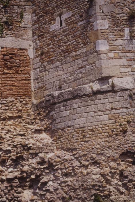 Tour dite des Ursulines : Détail des maçonneries côté cour