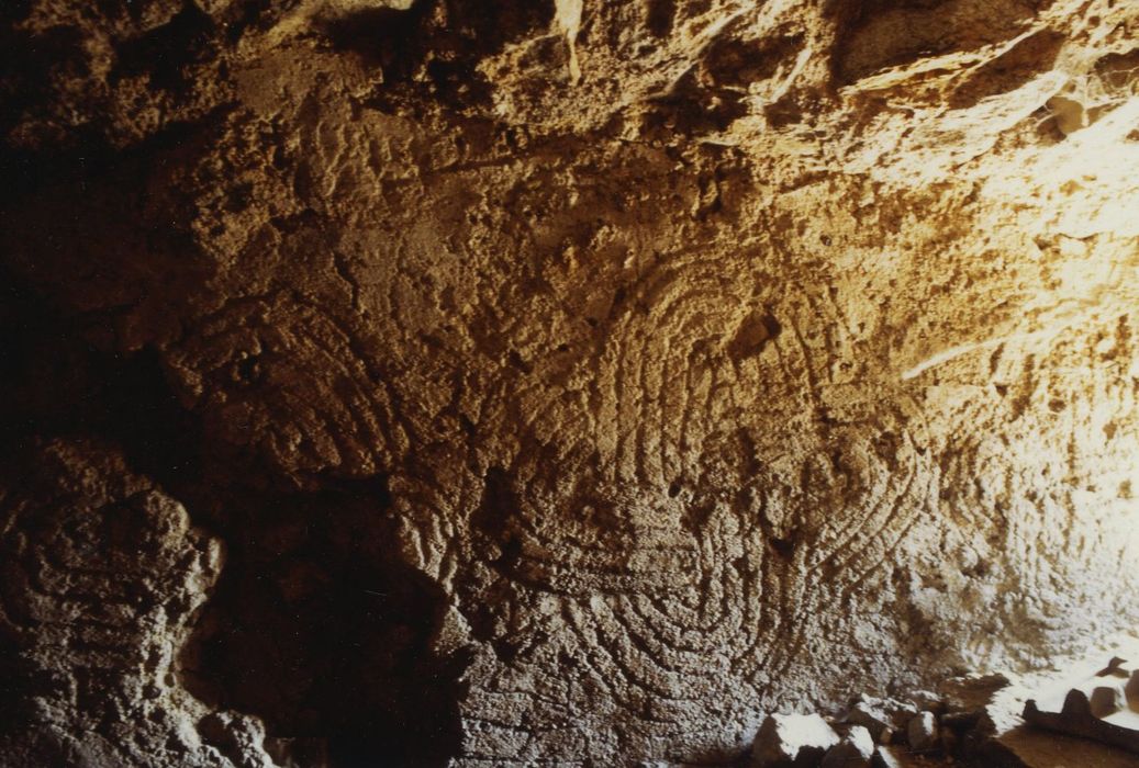 Tour dite des Ursulines : Détail d’un graffitis sur l’embrasure dans une cave