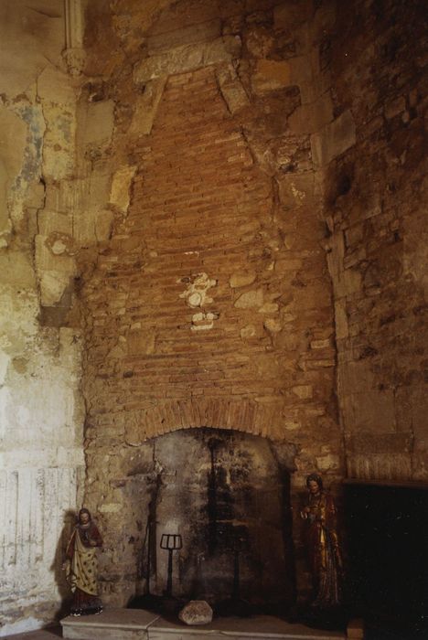 Tour dite des Ursulines : 1er étage, cheminée, vue générale