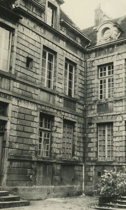 Hôtel de Chevannes : Cour d’honneur, aile gauche, vue partielle