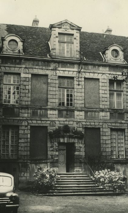 Hôtel de Chevannes : Cour d’honneur, aile centrale, vue partielle