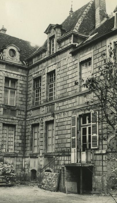 Hôtel de Chevannes : Cour d’honneur, aile droite, vue partielle