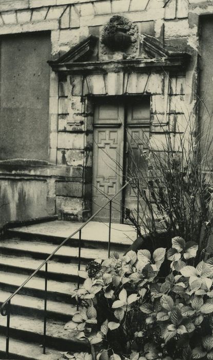 Hôtel de Chevannes : Cour d’honneur, aile centrale, porte d’accès, vue générale