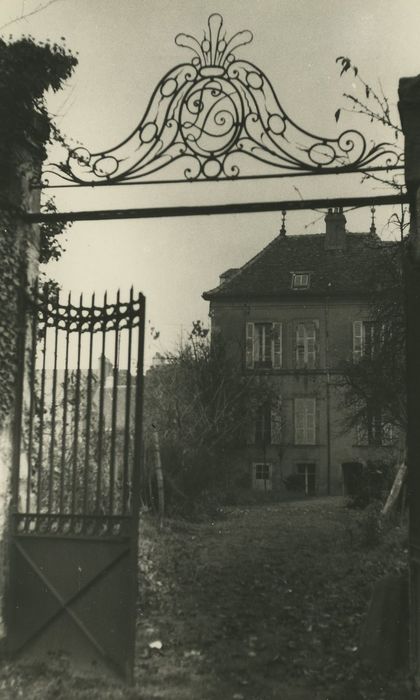 Hôtel de Chevannes : Grilles d’accès au jardin, vue partielle