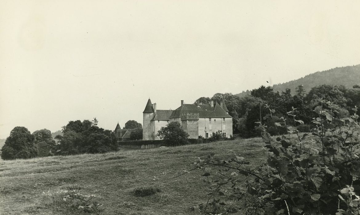 Château et chapelle de Corcheval : Vue générale du château dans son environnement depuis le Nord-Ouest