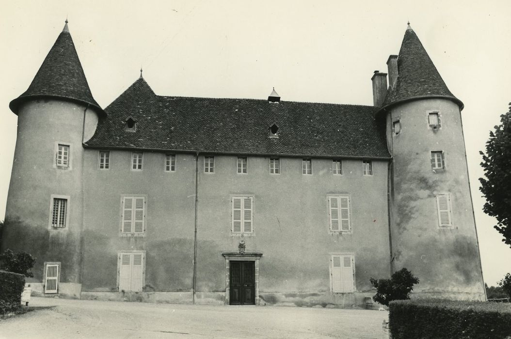 Château et chapelle de Corcheval : Façade est, vue générale