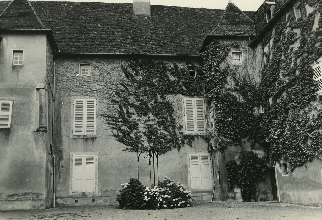 Château et chapelle de Corcheval : Cour d’honneur, façade nord, vue générale