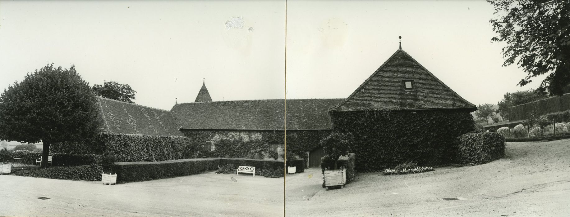 Château et chapelle de Corcheval : Communs, ensemble ouest, vue générale