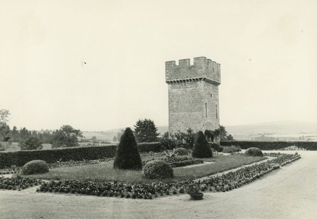 Château et chapelle de Corcheval : Tour sud-ouest, vue générale