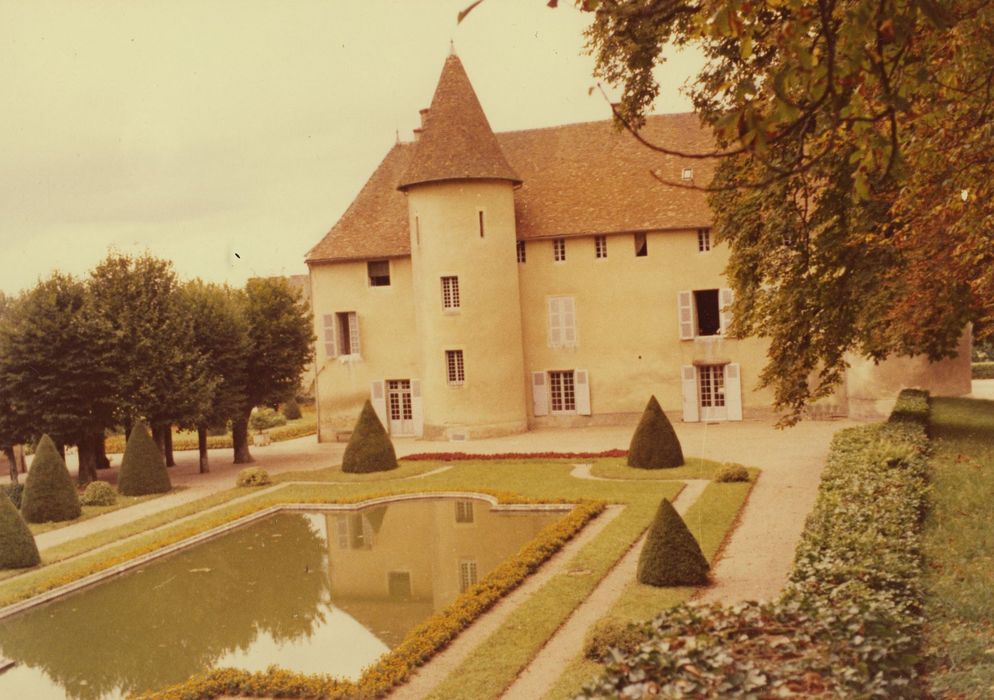 Château et chapelle de Corcheval : Façade sud, vue partielle