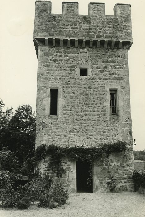 Château et chapelle de Corcheval : Tour sud-est, élévation nord, vue générale