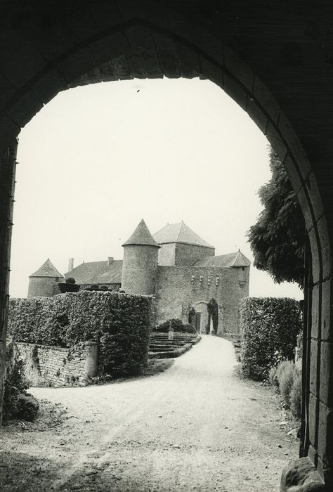 Château : Ensemble nord depuis la porterie, vue générale