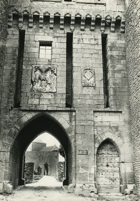 Château : Porterie, élévation nord, vue partielle