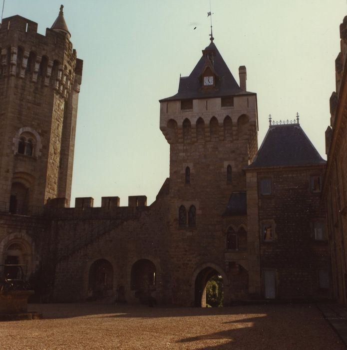 Château du Plessis : Cour d’honneur, façade nord-est, vue générale