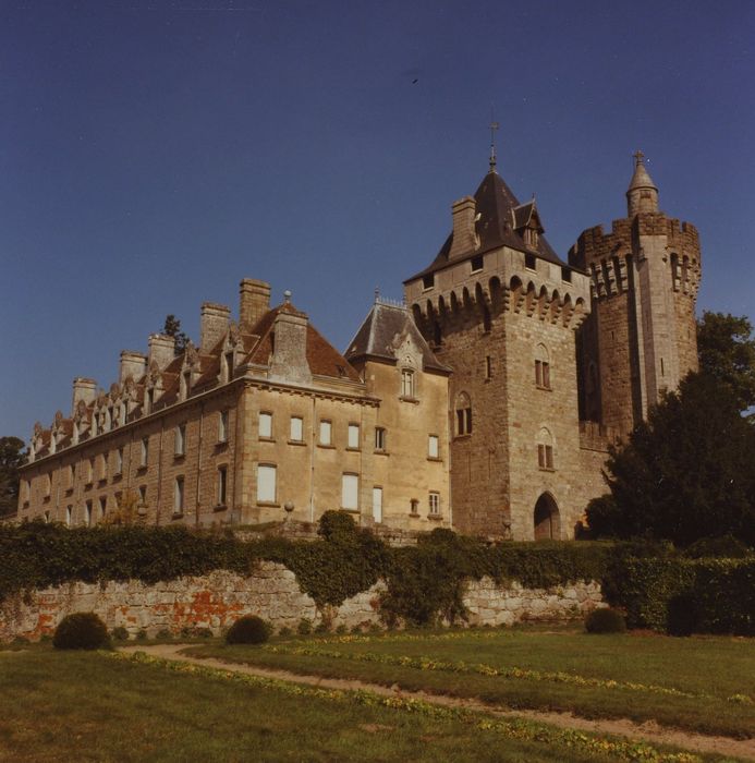 Château du Plessis : Ensemble sud-ouest, vuegénérale