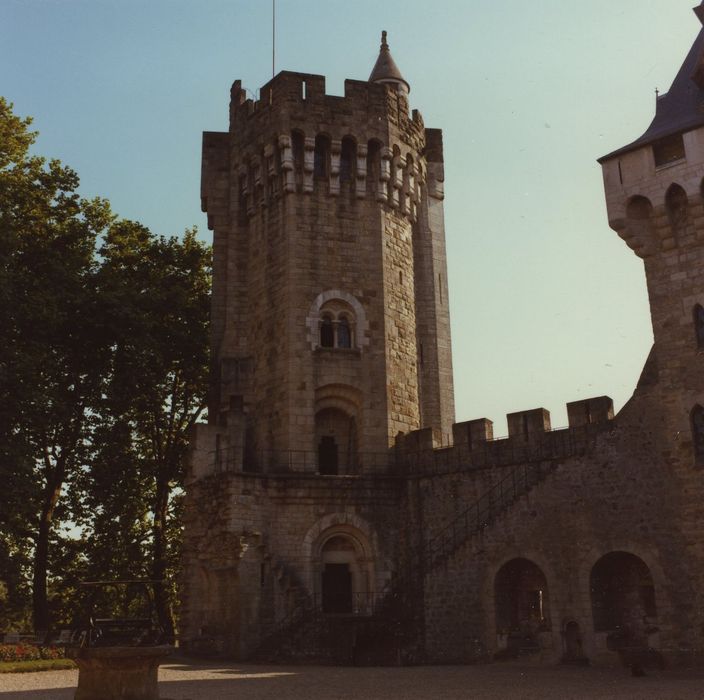 Château du Plessis : Cour d’honneur, tour sud, élévation nord, vue générale