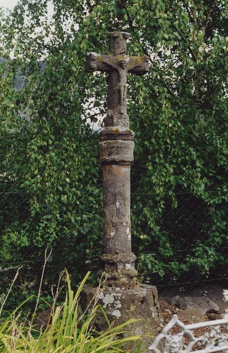 Eglise Saint-Hilaire de Moissac : Croix du cimetière, vue générale