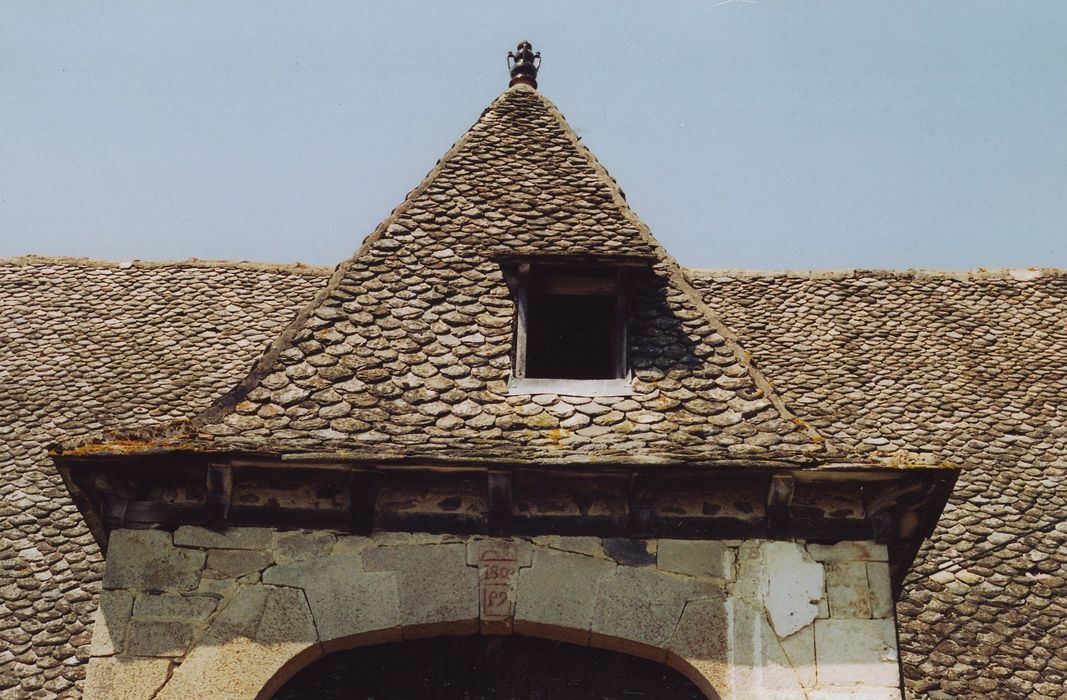 Grange Maziol : Façade sud, détail du porche en pavillon de  la grange