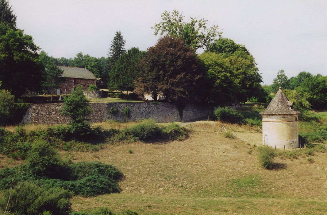 Pigeonnier - chapelle du Bruel : Vue générale du pigeonnier chapelle dans son environnement