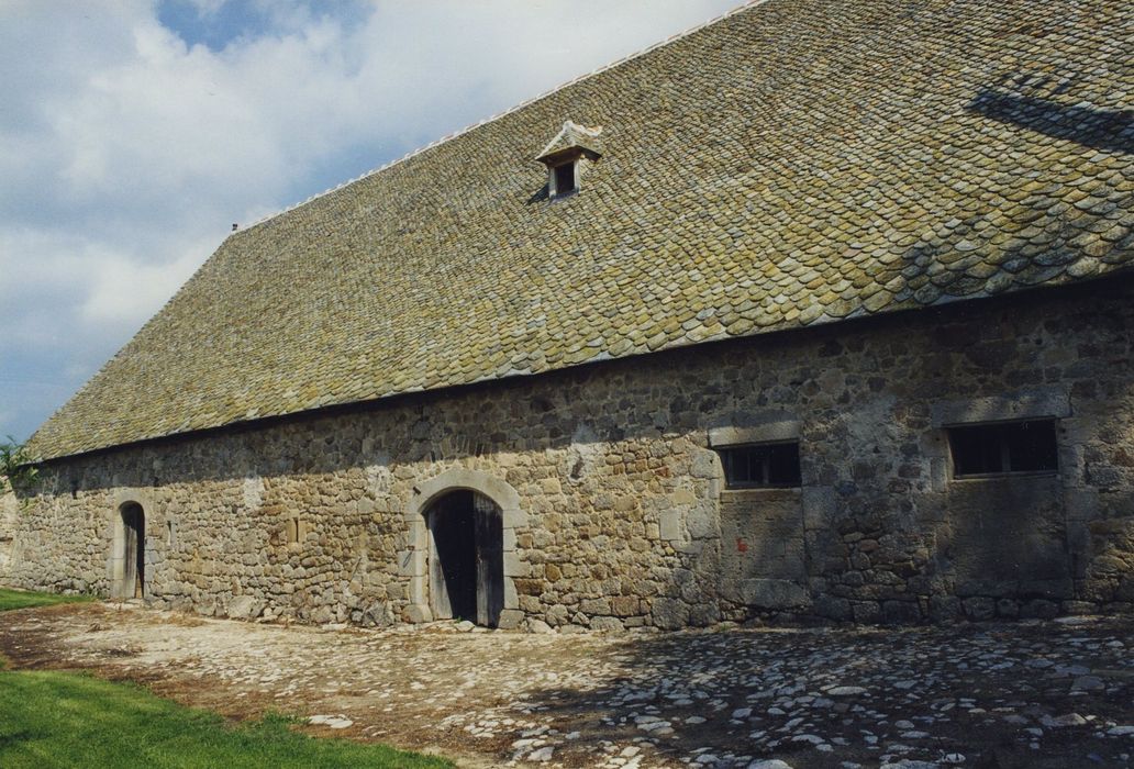 Château de La Plaze : Grange, façade ouest, vue générale