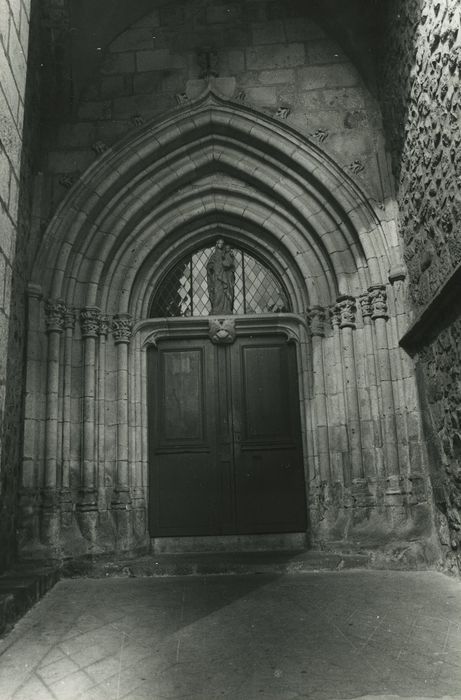 Eglise collégiale Notre-Dame : Portail d’accès est, vue générale