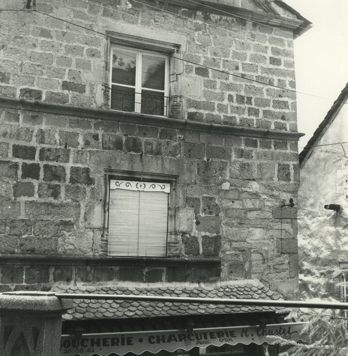 Maison dite du Baillage : Façade sur la place, vue partielle