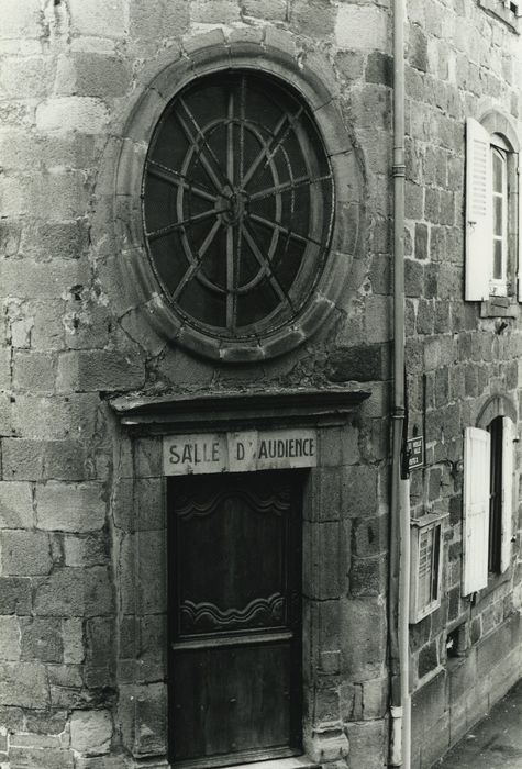 Ancien tribunal : Porte d’accès , angle nord-ouest, vue générale