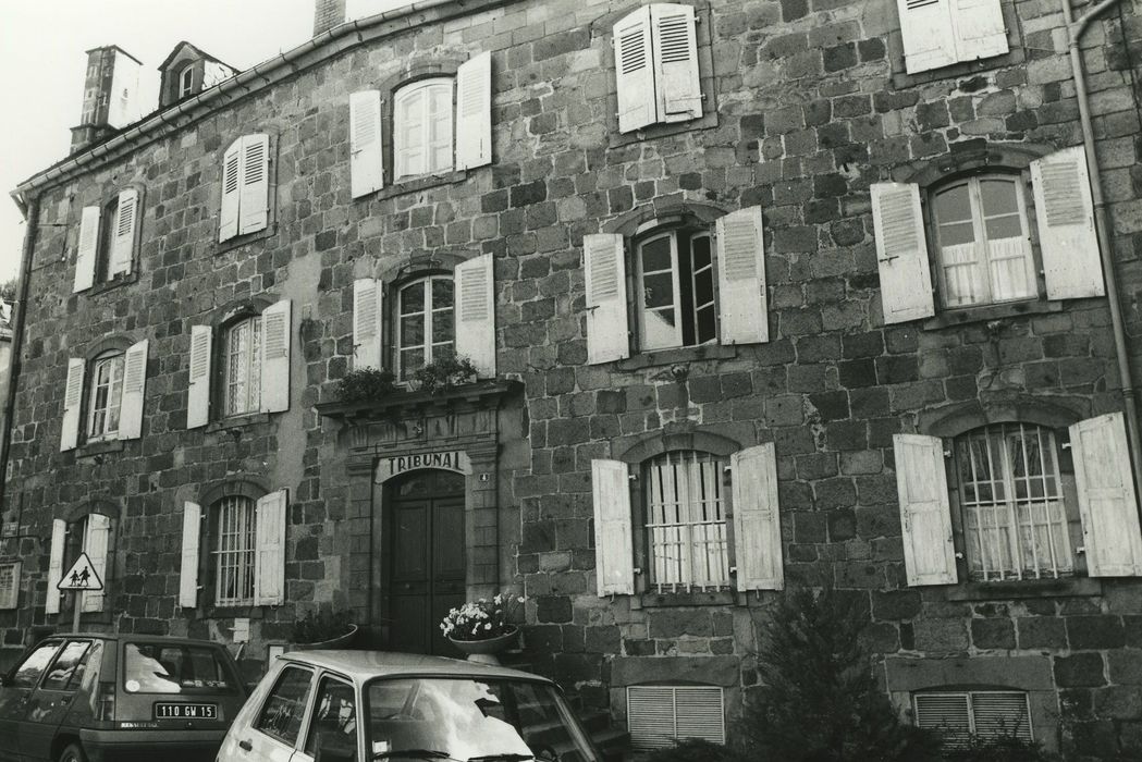 Ancien tribunal : Façade ouest, vue générale