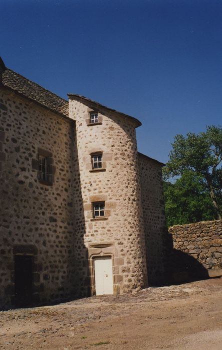 Château de Massebeau : Logis sud, façade nord, vue partielle