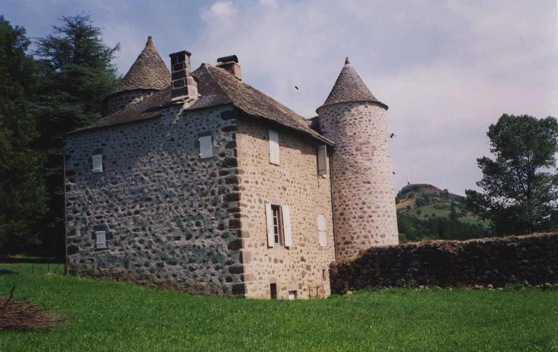 Château de Massebeau : Logis nord, façades sud et ouest, vue générale