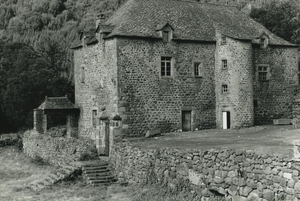 Château de Massebeau : Logis sud, façades nord et est, vue générale