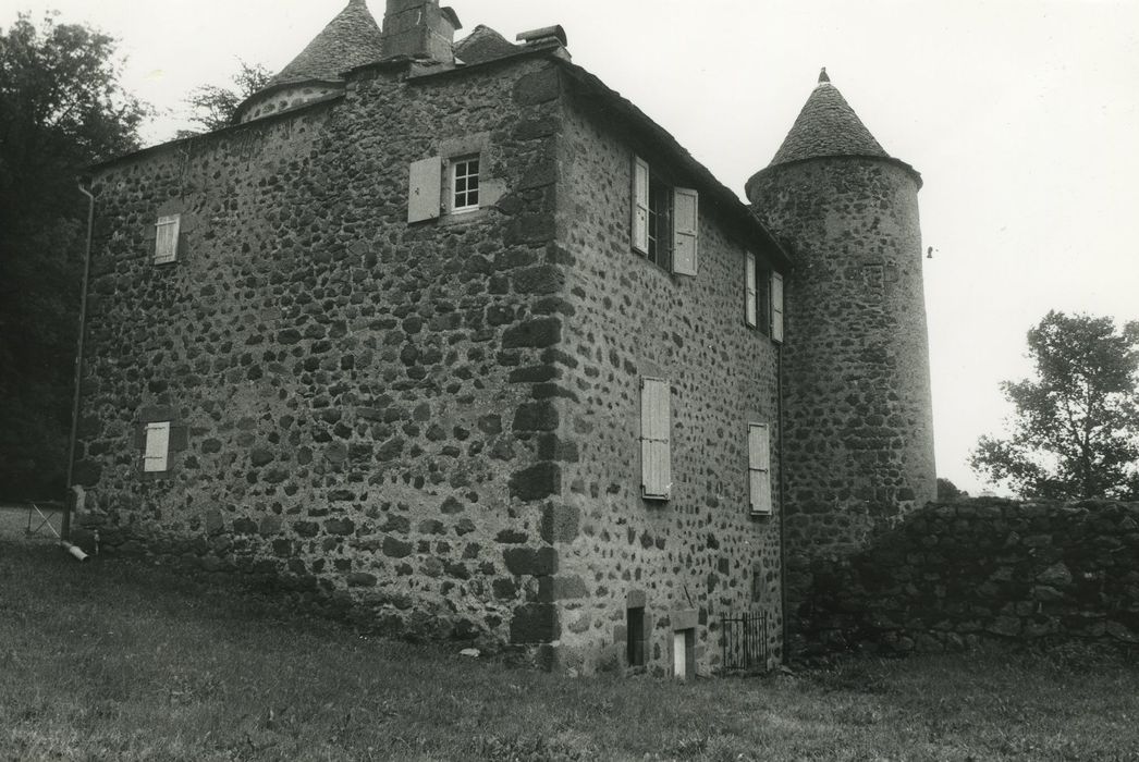 Château de Massebeau : Logis nord, façades sud et ouest, vue générale