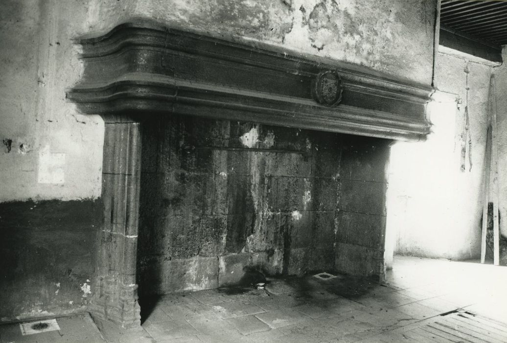 Château de Massebeau : Logis sud, 1er étage, cheminée monumentale, vue générale