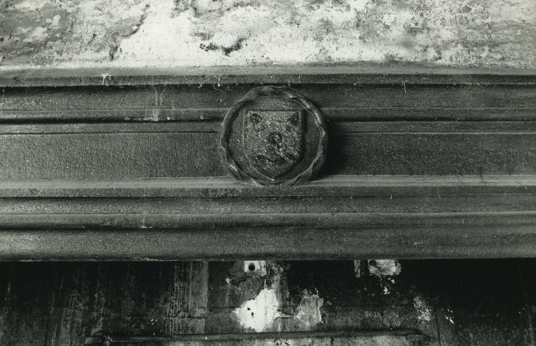 Château de Massebeau : Logis sud, 1er étage, cheminée monumentale, détail du linteau