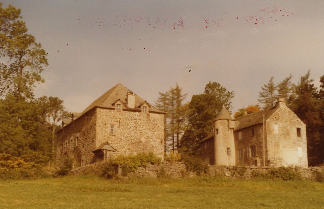 Château de Massebeau : Vue générale des bâtiments dans leur environnement depuis le Sud-Est