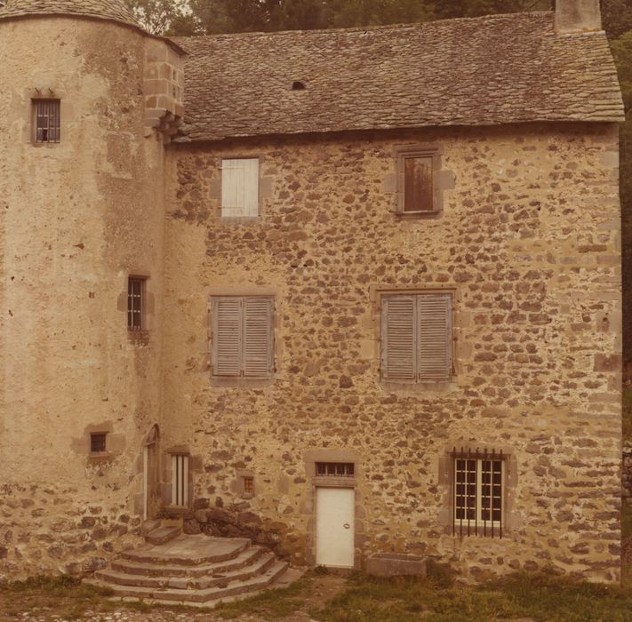 Château de Massebeau : Logis nord, façade sud, vue partielle