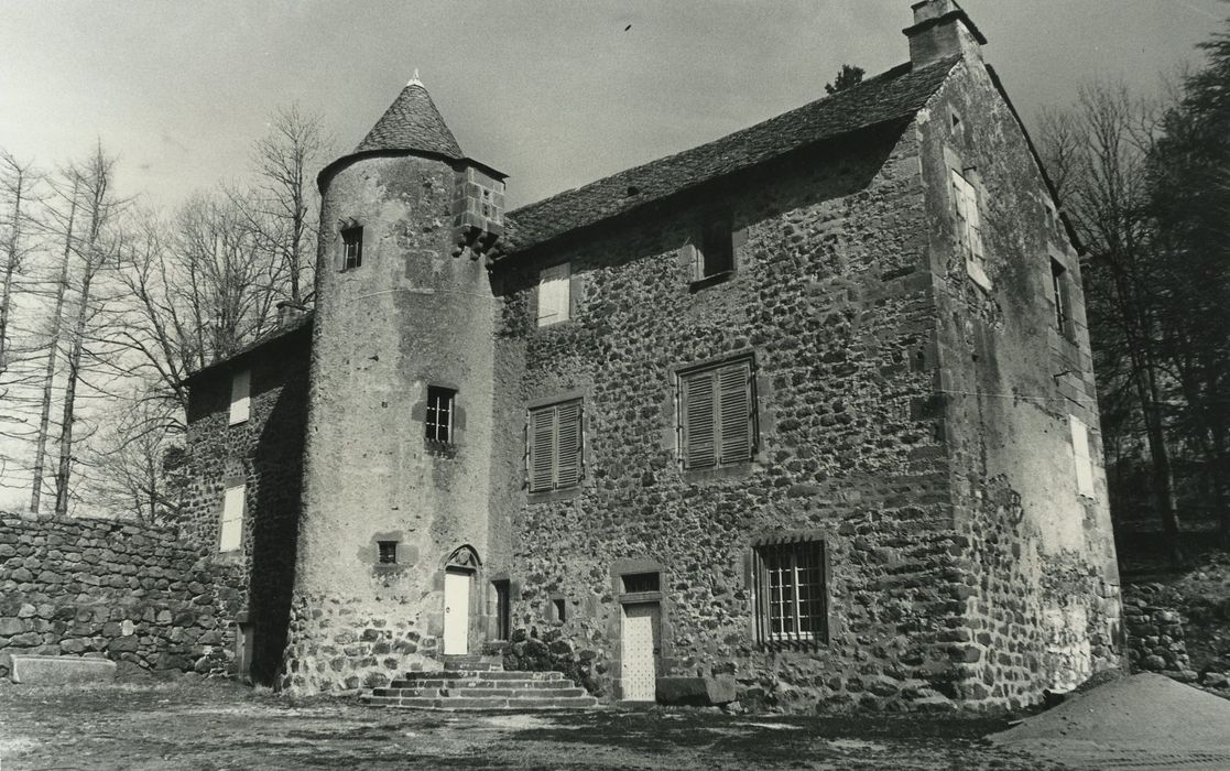 Château de Massebeau : Logis nord, façade sud, vue partielle