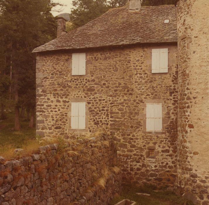 Château de Massebeau : Logis nord, façade sud, vue partielle