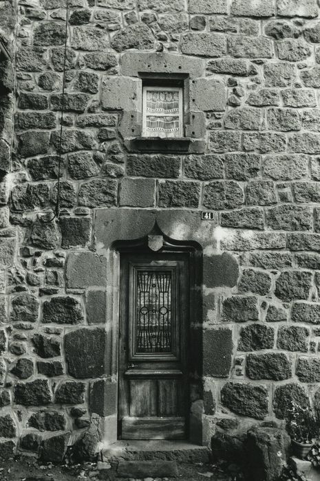 Ferme de la Grange : Façade sud, tour centrale, détail de la porte d’accès