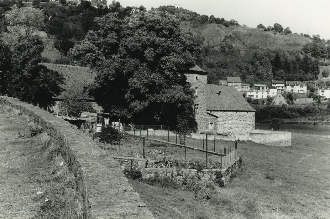 Ferme de la Grange : Vue partielle des bâtiments dans leur environnment depuis le Sud-Est