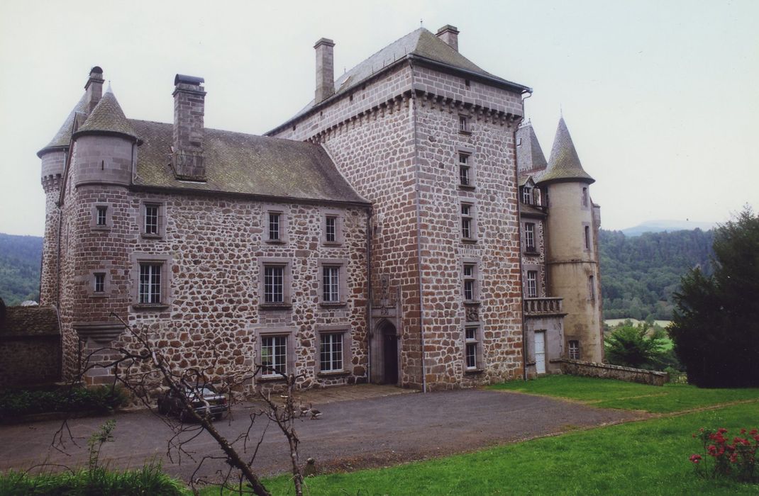 Château d'Anterroches : Ensemble nord, vue générale