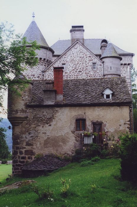 Château d'Anterroches : Fournil, façade est, vue générale